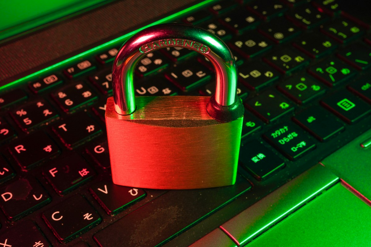 Cadenas posé sur le clavier d’un ordinateur, symbole de la cybersécurité des PME bruxelloises